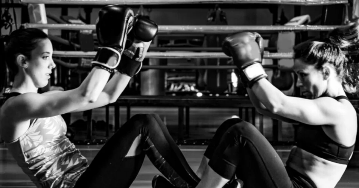 Cardio boxing pour maigrir : personne qui frappe un punching ball à la maison